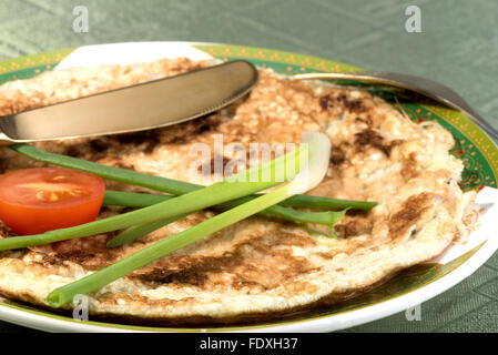 Authentische jüdische Frühstücksgericht machte der Bruchstücke von Matza, Milch und geschlagenen Eiern gebraten Stockfoto