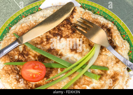 Authentische jüdische Frühstücksgericht machte der Bruchstücke von Matza, Milch und geschlagenen Eiern gebraten Stockfoto