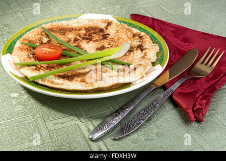 Authentische jüdische Frühstücksgericht machte der Bruchstücke von Matza, Milch und geschlagenen Eiern gebraten Stockfoto