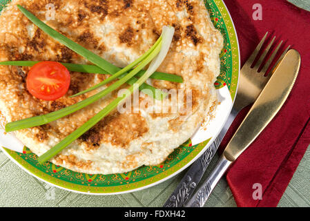 Authentische jüdische Frühstücksgericht machte der Bruchstücke von Matza, Milch und geschlagenen Eiern gebraten Stockfoto