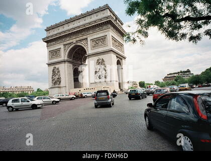 AJAXNETPHOTO.  PARIS, FRANKREICH. -FAHREN IN DER STADT - NÄHERT SICH DES KREIS DOMINIERT DEN ARC DE TRIOMPHE ETOILE.  FOTO: JONATHAN EASTLAND/AJAX REF: TC4902 5 2 Stockfoto