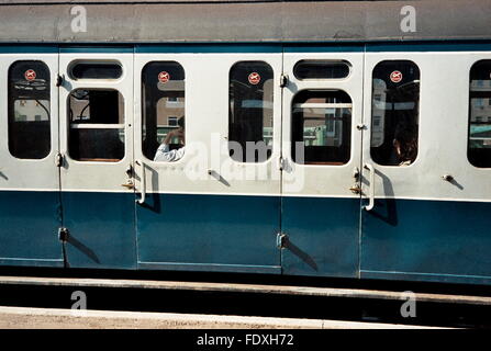 AJAXNETPHOTO. 1994. DARTFORD, ENGLAND. -ROLLMATERIAL LIVREE - SOUTHERN RAIL PENDLER BEFÖRDERUNG WARTEN AM BAHNHOF FOTO: JONATHAN EASTLAND/AJAX REF: TC6042 40 4 Stockfoto