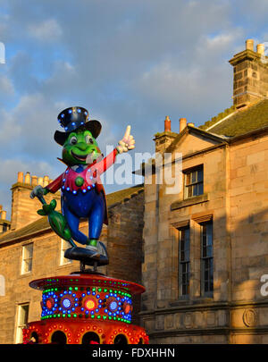 Jiminy reitet Cricket auf einem von der Kirmes in St Andrews, Fife, während Lammas fair und Markt, jährlichen Besuch. Stockfoto