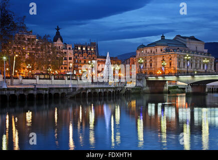 Fluss Nervion (Ria del Nervion) und Arriaga-Theater (nach rechts), Bilbao, Baskenland (Pais Vasco), Spanien. Stockfoto