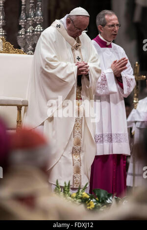 Vatikanstadt, Vatikan. 2. Februar 2016. Francis Papst betet er führen eine Messe in der Basilika St. Peter für die 20. Welt Tag des geweihten Lebens der katholischen Kirche im Vatikan. Bildnachweis: Giuseppe Ciccia/Pacific Press/Alamy Live-Nachrichten Stockfoto