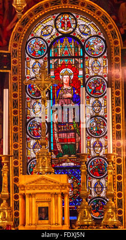 Altar-Kreuz-König Louis 9. Glasmalerei Basilika Saint-Louis En l ' Ile Kirche Paris Frankreich. Stockfoto