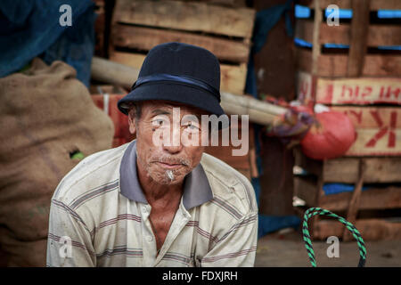 Ein Verkäufer im Hauptmarkt von Paro, Bhutan Stockfoto