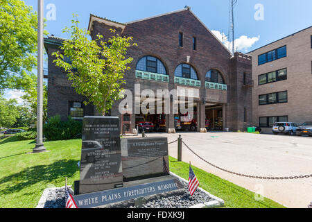 White Plains Feuerwehr Memorial In Front der Feuerwehr Hauptquartier und Feuerwache Nr. 6 in White Plains, New York. Stockfoto