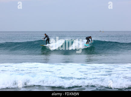 Surfen am Playa de Gros (oder Playa De La Zurriola). Donostia - San Sebastián, Baskisches Land, Spanien. Stockfoto