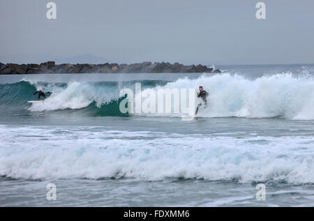 Surfen am Playa de Gros (oder Playa De La Zurriola). Donostia - San Sebastián, Baskisches Land, Spanien. Stockfoto