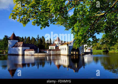 Die "Dutch Village" und Reflexion im Craigtoun Country Park in Fife in der Nähe von St. Andrews. Stockfoto