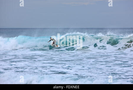 Surfen am Playa de Gros (oder Playa De La Zurriola). Donostia - San Sebastián, Baskisches Land, Spanien. Stockfoto