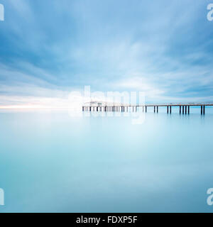 Moderne Stahl-Pier in eine kalte Atmosphäre Langzeitbelichtung Fotografie in Lido Camaiore, Versilia, Toskana, Italien, Europa Stockfoto