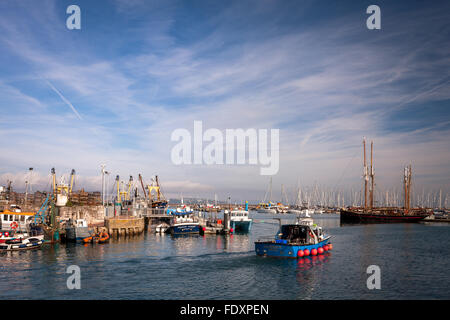 Ein Boot Köpfe von Brixham Hafen in South Devon, Großbritannien an einem sonnigen Sommermorgen. Stockfoto