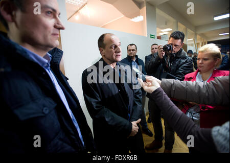 Radomsko, Polen. 2. Februar 2016. Pawel Kukiz, Stellvertreter des polnischen Parlaments und Anführer der Kukiz 15 politische Bewegung, gibt ein Interview für die Presse, bei kurzen Besuch in der Stadt Radomsko, Zentralpolen. Bildnachweis: Marcin Rozpedowski/Alamy Live-Nachrichten Stockfoto