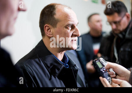 Radomsko, Polen. 2. Februar 2016. Pawel Kukiz, Stellvertreter des polnischen Parlaments und Anführer der Kukiz 15 politische Bewegung, gibt ein Interview für die Presse, bei kurzen Besuch in der Stadt Radomsko, Zentralpolen. Bildnachweis: Marcin Rozpedowski/Alamy Live-Nachrichten Stockfoto