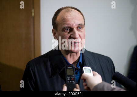 Radomsko, Polen. 2. Februar 2016. Pawel Kukiz, Stellvertreter des polnischen Parlaments und Anführer der Kukiz 15 politische Bewegung, gibt ein Interview für die Presse, bei kurzen Besuch in der Stadt Radomsko, Zentralpolen. Bildnachweis: Marcin Rozpedowski/Alamy Live-Nachrichten Stockfoto