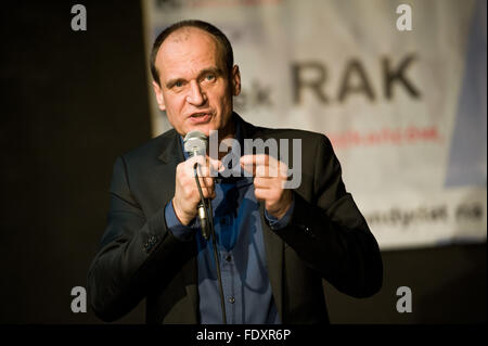 Radomsko, Polen. 2. Februar 2016. Pawel Kukiz, Stellvertreter des polnischen Parlaments und Anführer der Kukiz 15 politische Bewegung, liefert die Rede, während der kurzen Besuch in der Stadt Radomsko, Zentralpolen. Bildnachweis: Marcin Rozpedowski/Alamy Live-Nachrichten Stockfoto