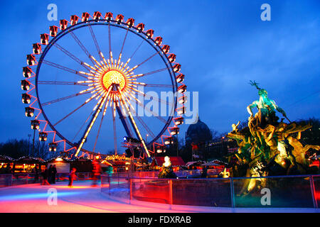 Riesenrad in Weihnachtsmarkt Alexanderplatz, Berlin, Deutschland Stockfoto