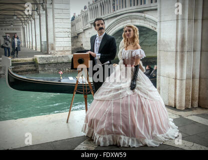 Venedig, Italien. 30. Januar 2016. Karneval in Venedig 2016, zu Fuß durch die Stadt. © Patrizia Cortellessa/Pacific Press/Alamy Live-Nachrichten Stockfoto