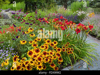 Southwest Harbor, Maine: Blühenden Gärten und Wege in der Charlotte Rhoades Park und Schmetterlingsgarten. Mit Rudbeckia Stockfoto