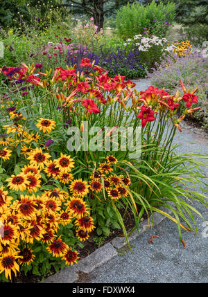 Southwest Harbor, Maine: Blühenden Gärten und Wege in der Charlotte Rhoades Park und Schmetterlingsgarten. Mit Rudbeckia Stockfoto