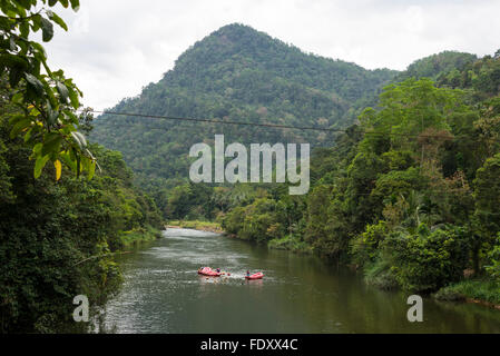 Der Kelani Fluss bei Kitulgala in Sri Lanka. Dieser Teil des Flusses diente als Drehort, die Brücke am River Kwai. Stockfoto