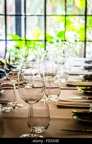 Hängende Lichter und elegante Tisch Einstellung infranzösische Restaurant oder Speisesaal Stockfoto