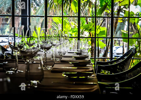 Hängende Lichter und elegante Tisch Einstellung infranzösische Restaurant oder Speisesaal Stockfoto