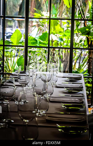 Hängende Lichter und elegante Tisch Einstellung infranzösische Restaurant oder Speisesaal Stockfoto