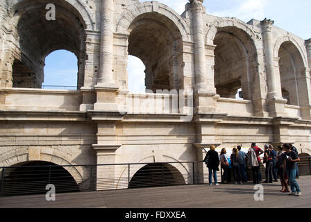 Touristen besuchen das Amphitheater von Arles - eine römische Arena in der südfranzösischen Stockfoto