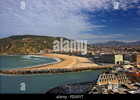 Blick auf Playa de Gros (oder Playa De La Zurriola) von Monte Urgull. Donostia - San Sebastián, Baskisches Land, Spanien. Stockfoto