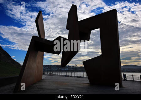 Die 'Construcción Vacía" (Leerzeichen) Skulptur von Jorge Oteiza an der Unterseite von Monte Urgull, San Sebastian - Donostia, Baskenland, Spanien. Stockfoto