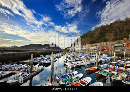 Der malerische Hafen von Donostia - San Sebastian, im "Schatten" des Monte Urgull. Baskisches Land, Spanien. Stockfoto