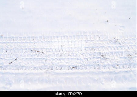 Nahaufnahme des Reifens druckt auf den frischen Schnee Stockfoto
