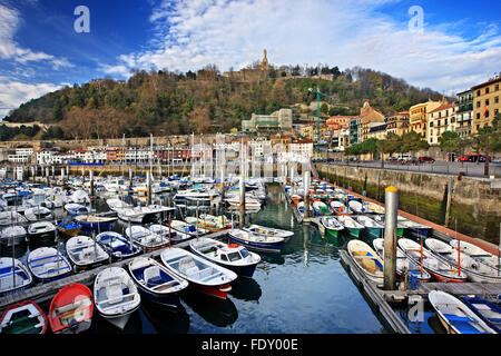 Der malerische Hafen von Donostia - San Sebastian, im "Schatten" des Monte Urgull. Baskisches Land, Spanien. Stockfoto