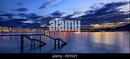 Nacht fallen in Donostia - San Sebastian, Baskenland, Spanien. Stockfoto