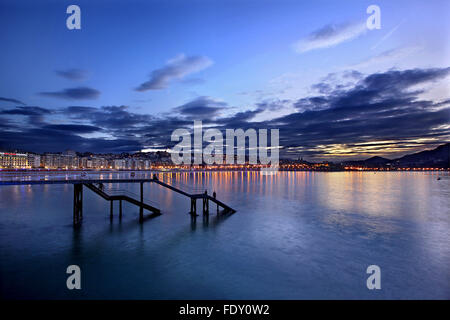 Nacht fallen in Donostia - San Sebastian, Baskenland, Spanien. Stockfoto