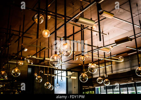 Hängende Lichter und elegante Tisch Einstellung infranzösische Restaurant oder Speisesaal Stockfoto