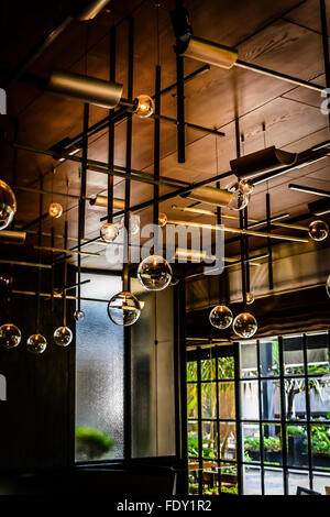 Hängende Lichter und elegante Tisch Einstellung infranzösische Restaurant oder Speisesaal Stockfoto