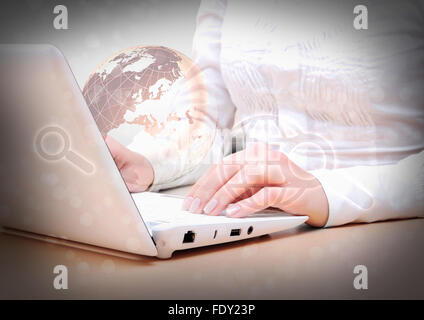 Collage mit weißen Laptop-Computer und Symbole der Kommunikation Stockfoto