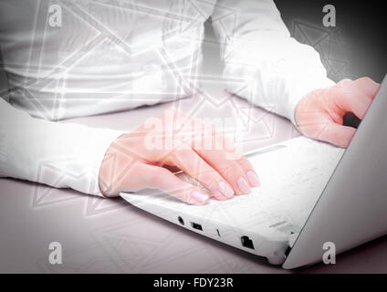 Collage mit weißen Laptop-Computer und Symbole der Kommunikation Stockfoto