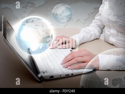 Collage mit weißen Laptop-Computer und Symbole der Kommunikation Stockfoto