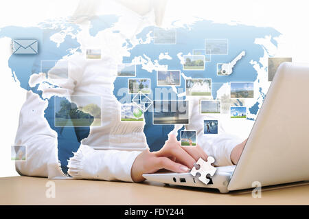 Collage mit weißen Laptop-Computer und Symbole der Kommunikation Stockfoto