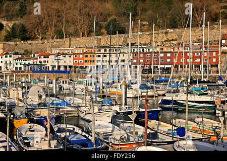 Der malerische Hafen von Donostia - San Sebastian, im "Schatten" des Monte Urgull. Baskisches Land, Spanien. Stockfoto