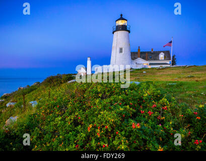 Lincoln County, ME: Pemaquid Point Lighthouse (1835) in der Morgendämmerung Stockfoto