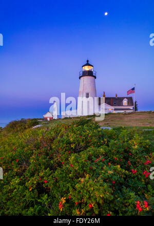 Lincoln County, ME: Pemaquid Point Lighthouse (1835) in der Morgendämmerung mit Mond Stockfoto