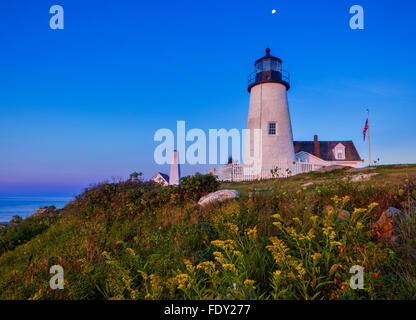 Lincoln County, ME: Pemaquid Point Lighthouse (1835) in der Morgendämmerung mit Mond Stockfoto