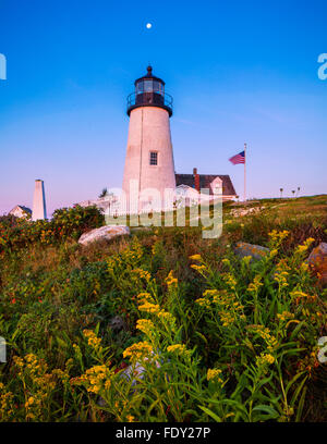 Lincoln County, ME: Pemaquid Point Lighthouse (1835) in der Morgendämmerung mit Mond Stockfoto