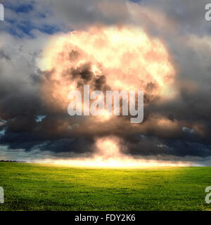 Nukleare Explosion in einer im Freieneinstellung. Symbol für Umweltschutz und die Gefahren der Kernenergie. Stockfoto
